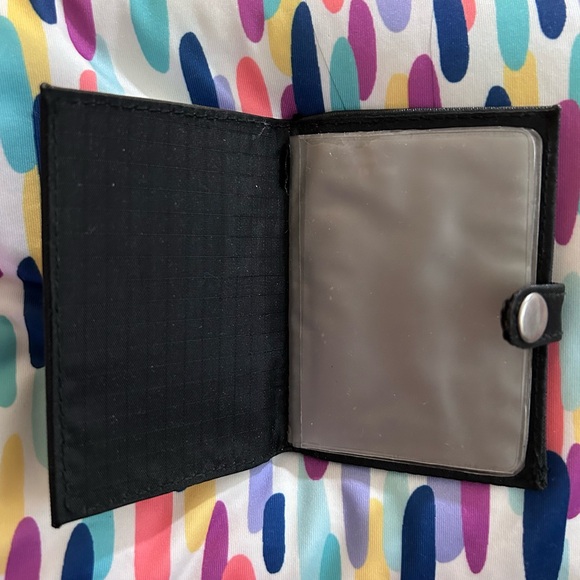 Kenneth Cole Reaction: black cards holder - Picture 2 of 3